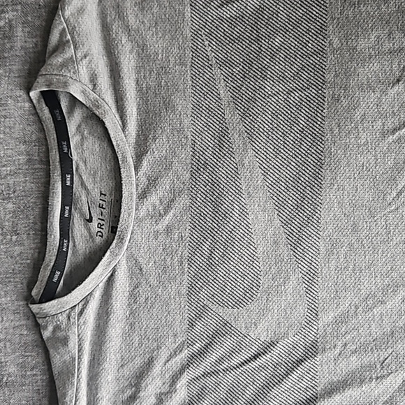 Nike dri-fit t-shirt - Picture 2 of 3